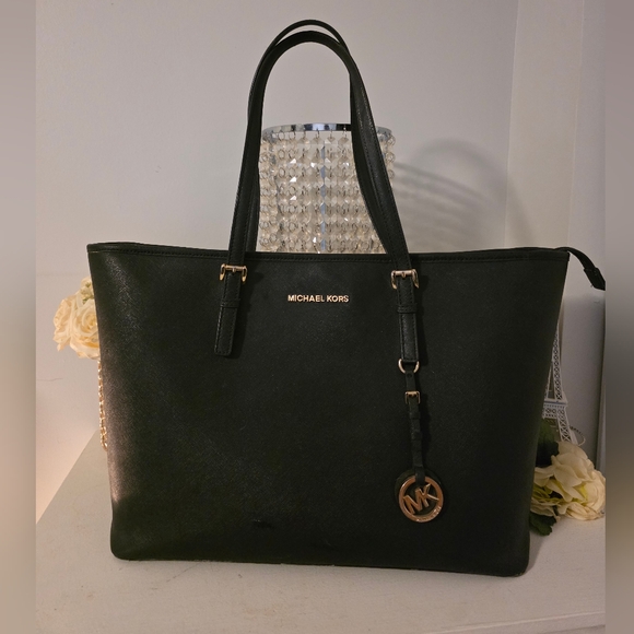 Michael Kors Handbags - Michael Kors Elegant Black Tote